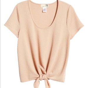 Like New Everleigh tie front textured scoop neck top